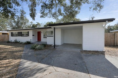 Under contract-accepting backup offers. Charming single-family on Interlachen Country Club in Florida - for sale on GolfHomes.com, golf home, golf lot