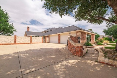 ABSOLUTELY STUNNING W/ FABULOUS RENOVATIONS COMPLETED ONLY WEEKS on Green Tree Country Club in Texas - for sale on GolfHomes.com, golf home, golf lot