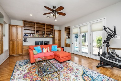 Welcome to easy living in Rockport Country Club. 101 Bay Hills on Rockport Country Club in Texas - for sale on GolfHomes.com, golf home, golf lot