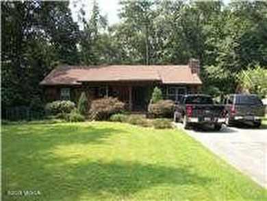 3 bed 2 bath home in Lake Wildwood.  Previous tenant occupied on Golf Club of Macon in Georgia - for sale on GolfHomes.com, golf home, golf lot