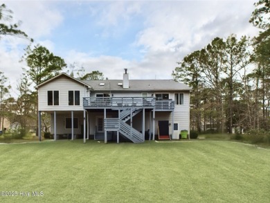 This expansive two-story home boasts over 2,900 sq. ft. of on Harbour Point Golf Club in North Carolina - for sale on GolfHomes.com, golf home, golf lot