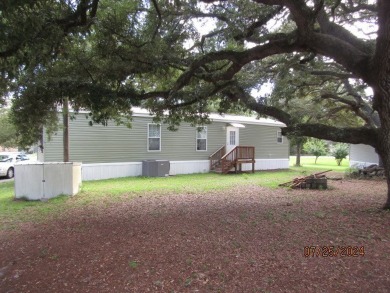 Very well maintained 2-bedroom and 2 bath mobile home that is on St. James Bay in Florida - for sale on GolfHomes.com, golf home, golf lot