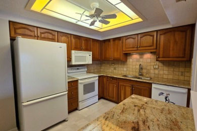 Light and neutral 2 bedroom, 2 bath 1200 sq. ft. second floor on Heather Ridge Golf Club in Illinois - for sale on GolfHomes.com, golf home, golf lot
