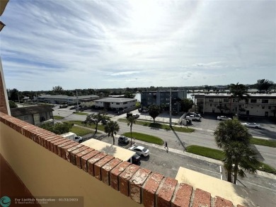 Cozy 2-bedroom, 2-bathroom apartment in a unique location close on Crystal Lake Country Club in Florida - for sale on GolfHomes.com, golf home, golf lot