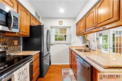 Welcome to this awesome buy in Clearbrook! Enjoy easy living in on Clearbrook Golf Club in New Jersey - for sale on GolfHomes.com, golf home, golf lot
