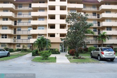 LARGE 2 BEDROOM, 2 BATHROOM UNIT. FEATURES SCREENED BALCONY on Inverrary Country Club in Florida - for sale on GolfHomes.com, golf home, golf lot