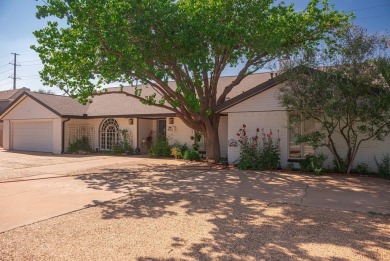 Charming Green Tree home with fresh exterior paint, circle drive on Green Tree Country Club in Texas - for sale on GolfHomes.com, golf home, golf lot