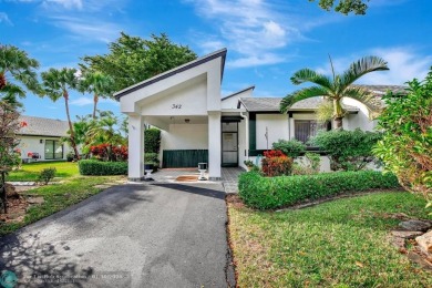 Beautiful golf course views right out back of this home in the on Bonaventure Country Club in Florida - for sale on GolfHomes.com, golf home, golf lot