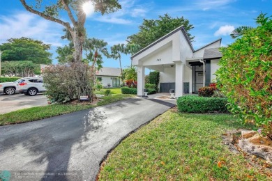 Beautiful golf course views right out back of this home in the on Bonaventure Country Club in Florida - for sale on GolfHomes.com, golf home, golf lot