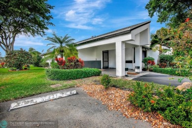 Beautiful golf course views right out back of this home in the on Bonaventure Country Club in Florida - for sale on GolfHomes.com, golf home, golf lot