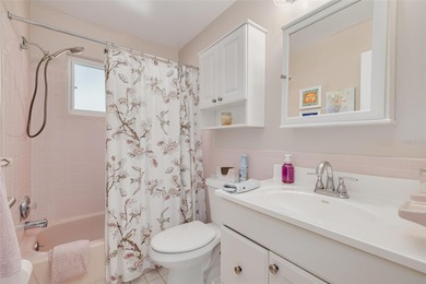 WATERFRONT LIVING IN STYLE... ENJOY YOUR NEW HOME IN THIS ACTIVE on Mainlands Golf Club in Florida - for sale on GolfHomes.com, golf home, golf lot