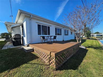 WATERFRONT LIVING IN STYLE... ENJOY YOUR NEW HOME IN THIS ACTIVE on Mainlands Golf Club in Florida - for sale on GolfHomes.com, golf home, golf lot