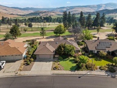 This beautifully maintained single-level home is tucked away on on Oak Knoll Golf Course in Oregon - for sale on GolfHomes.com, golf home, golf lot