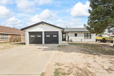 TALK ABOUT ADORABLE, THIS 3 BEDROOM/2 BATH/ 2 CAR GARAGE ON A on Hogan Park Golf Course in Texas - for sale on GolfHomes.com, golf home, golf lot