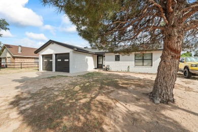 TALK ABOUT ADORABLE, THIS 3 BEDROOM/2 BATH/ 2 CAR GARAGE ON A on Hogan Park Golf Course in Texas - for sale on GolfHomes.com, golf home, golf lot