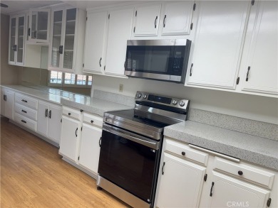 Nestled on a peaceful street, this inviting lower-level 'La on Leisure Village Par 3 Golf Course in California - for sale on GolfHomes.com, golf home, golf lot