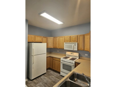 Sharp End unit, 2 bedrooms, 2 baths, move in and enjoy all that on Whisper Creek Golf Club in Illinois - for sale on GolfHomes.com, golf home, golf lot