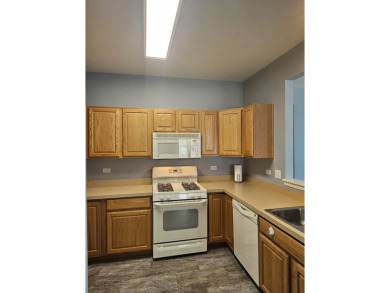 Sharp End unit, 2 bedrooms, 2 baths, move in and enjoy all that on Whisper Creek Golf Club in Illinois - for sale on GolfHomes.com, golf home, golf lot