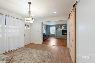 Beautifully situated in Terrace Lakes, this spacious tri-level on Terrace Lakes Golf Resort in Idaho - for sale on GolfHomes.com, golf home, golf lot