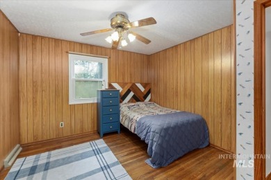 Beautifully situated in Terrace Lakes, this spacious tri-level on Terrace Lakes Golf Resort in Idaho - for sale on GolfHomes.com, golf home, golf lot
