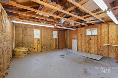 Beautifully situated in Terrace Lakes, this spacious tri-level on Terrace Lakes Golf Resort in Idaho - for sale on GolfHomes.com, golf home, golf lot