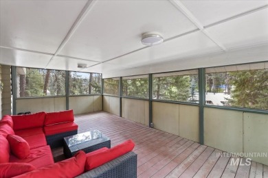 Beautifully situated in Terrace Lakes, this spacious tri-level on Terrace Lakes Golf Resort in Idaho - for sale on GolfHomes.com, golf home, golf lot