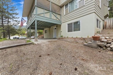 Beautifully situated in Terrace Lakes, this spacious tri-level on Terrace Lakes Golf Resort in Idaho - for sale on GolfHomes.com, golf home, golf lot