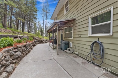 Beautifully situated in Terrace Lakes, this spacious tri-level on Terrace Lakes Golf Resort in Idaho - for sale on GolfHomes.com, golf home, golf lot