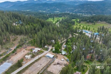 Beautifully situated in Terrace Lakes, this spacious tri-level on Terrace Lakes Golf Resort in Idaho - for sale on GolfHomes.com, golf home, golf lot