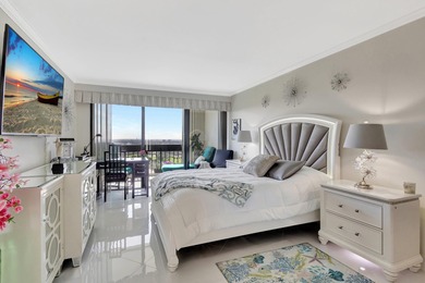 PENTHOUSE WITH VIEW GOLF AND CITY IN A PRIVATE GOLF COMMUNITY on Bear Lakes Country Club in Florida - for sale on GolfHomes.com, golf home, golf lot