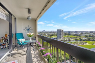 PENTHOUSE WITH VIEW GOLF AND CITY IN A PRIVATE GOLF COMMUNITY on Bear Lakes Country Club in Florida - for sale on GolfHomes.com, golf home, golf lot