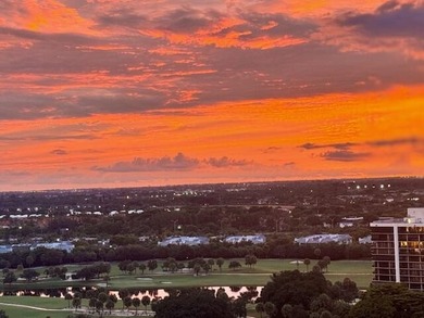 PENTHOUSE WITH VIEW GOLF AND CITY IN A PRIVATE GOLF COMMUNITY on Bear Lakes Country Club in Florida - for sale on GolfHomes.com, golf home, golf lot