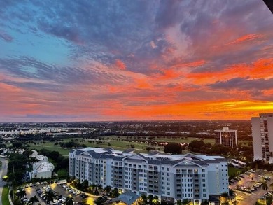 PENTHOUSE WITH VIEW GOLF AND CITY IN A PRIVATE GOLF COMMUNITY on Bear Lakes Country Club in Florida - for sale on GolfHomes.com, golf home, golf lot