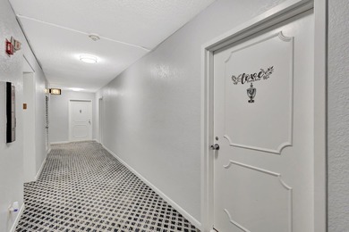 PENTHOUSE WITH VIEW GOLF AND CITY IN A PRIVATE GOLF COMMUNITY on Bear Lakes Country Club in Florida - for sale on GolfHomes.com, golf home, golf lot