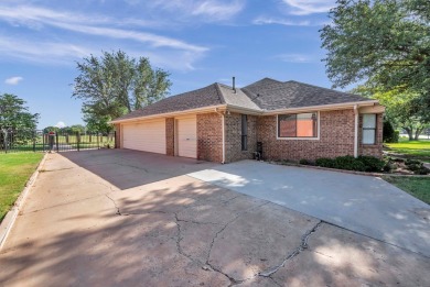 LOVELY UPDATED PROPERTY SITUATED ON THE GOLF COURSE (8 EAST on Green Tree Country Club in Texas - for sale on GolfHomes.com, golf home, golf lot
