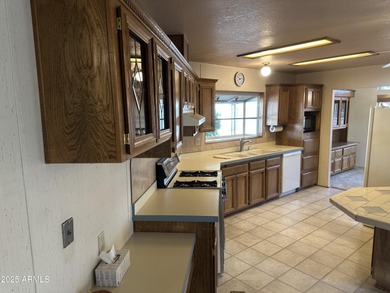 Don't miss this Sun Lakes charmer! This 2 bedroom/2 bathroom on Sun Lakes Country Club in Arizona - for sale on GolfHomes.com, golf home, golf lot