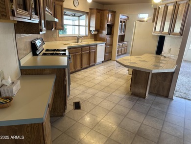 Don't miss this Sun Lakes charmer! This 2 bedroom/2 bathroom on Sun Lakes Country Club in Arizona - for sale on GolfHomes.com, golf home, golf lot