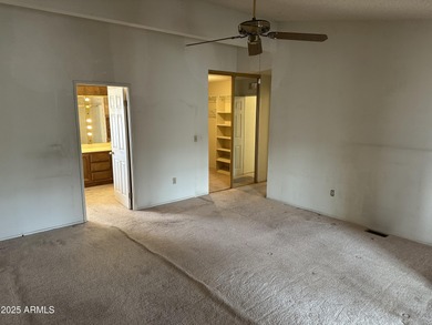 Don't miss this Sun Lakes charmer! This 2 bedroom/2 bathroom on Sun Lakes Country Club in Arizona - for sale on GolfHomes.com, golf home, golf lot