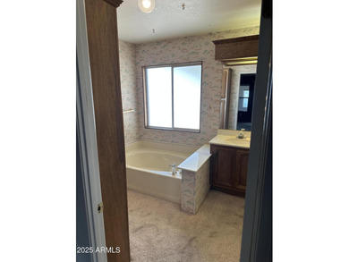 Don't miss this Sun Lakes charmer! This 2 bedroom/2 bathroom on Sun Lakes Country Club in Arizona - for sale on GolfHomes.com, golf home, golf lot