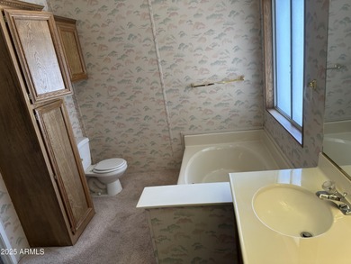 Don't miss this Sun Lakes charmer! This 2 bedroom/2 bathroom on Sun Lakes Country Club in Arizona - for sale on GolfHomes.com, golf home, golf lot