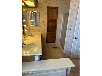 Don't miss this Sun Lakes charmer! This 2 bedroom/2 bathroom on Sun Lakes Country Club in Arizona - for sale on GolfHomes.com, golf home, golf lot