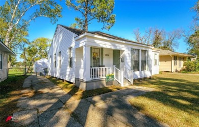 This delightful 4-bedroom, 1-bathroom home offers 1,589 sqft of on Querbes Park Golf Course in Louisiana - for sale on GolfHomes.com, golf home, golf lot