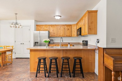 Beautiful townhome in Canyon Glen! Just steps from Spanish Oaks on Spanish Oaks Golf Course in Utah - for sale on GolfHomes.com, golf home, golf lot