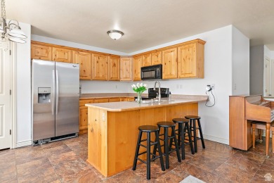 Beautiful townhome in Canyon Glen! Just steps from Spanish Oaks on Spanish Oaks Golf Course in Utah - for sale on GolfHomes.com, golf home, golf lot
