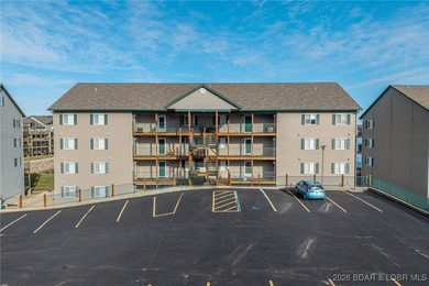 Top floor 2-bedroom loft unit spanning over 1400sqft and even on Lake Valley Country Club in Missouri - for sale on GolfHomes.com, golf home, golf lot