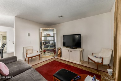 Cute as a button and move-in ready! Close to the Fairway Center on Sun City South Golf Course in Arizona - for sale on GolfHomes.com, golf home, golf lot