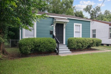 STEPS FROM THE PARK! This home has been completely remodeled on Querbes Park Golf Course in Louisiana - for sale on GolfHomes.com, golf home, golf lot