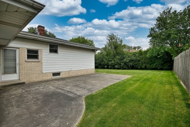 SOLID BUILT BRICK AND SIDING 3 STEP RANCH WITH OVER 2000 SF  OF on Village Links of Glen Ellyn in Illinois - for sale on GolfHomes.com, golf home, golf lot