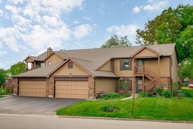 Freshly updated, move-in ready! This spacious 2 bed/2 bath on Village Links of Glen Ellyn in Illinois - for sale on GolfHomes.com, golf home, golf lot