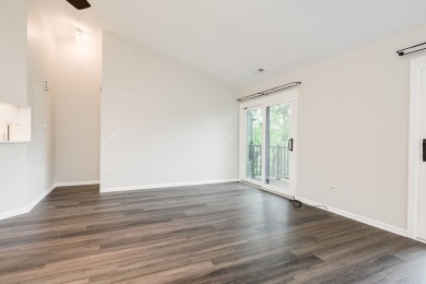 Freshly updated, move-in ready! This spacious 2 bed/2 bath on Village Links of Glen Ellyn in Illinois - for sale on GolfHomes.com, golf home, golf lot